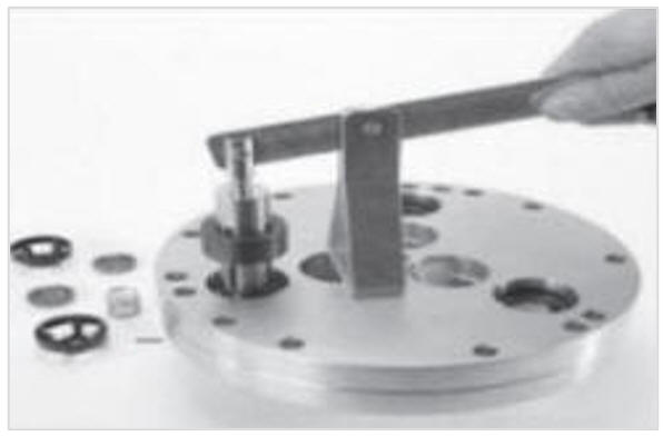 Puller and Lever tools in action